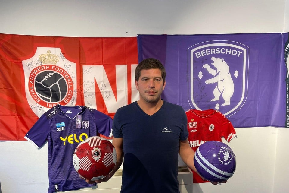 Steven Teughels showt de clubartikels.