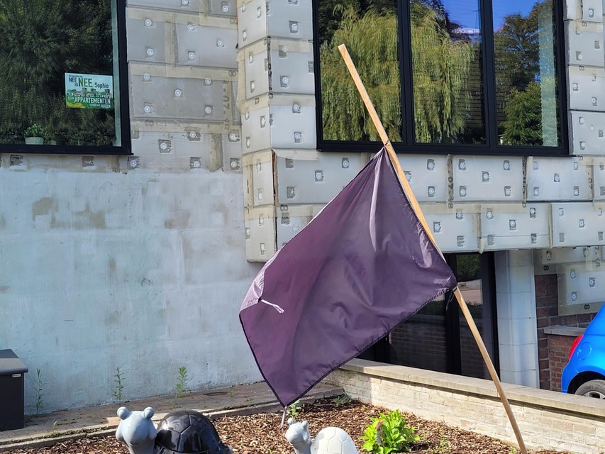 Een aantal buren plaatste zwarte vlaggen in de voortuin. 