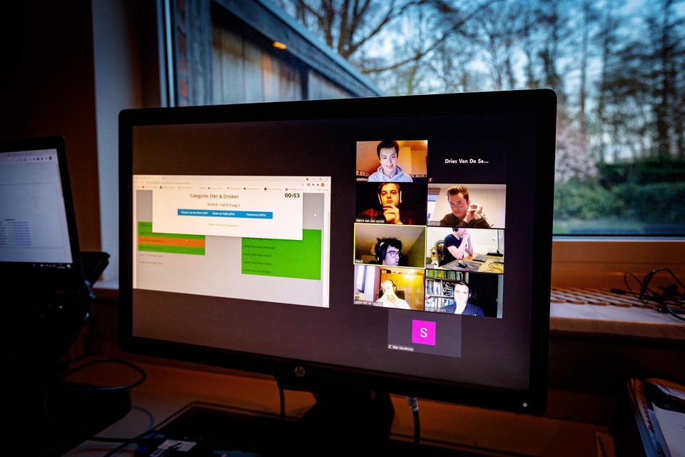 De quizzers doen mee via Zoom.