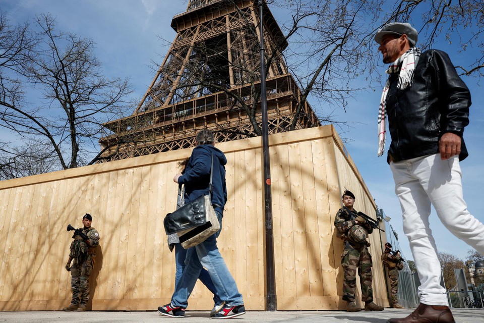 Militairen patrouilleren aan de Eiffeltoren in Parijs