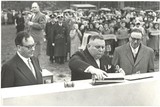 thumbnail: Maurice Dequeecker, burgemeester van Deurne van 1954 tot 1982, legt de eerste steen van het toenmalige gemeentehuis, nu districtshuis op het plein dat naar hem is genoemd