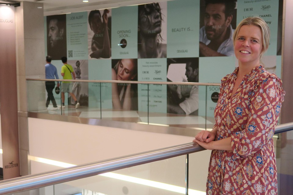 Wijnegem-manager Katrien Geysen voor de eerste Belgische Douglas-shop die op 23 augustus de deuren opent in het winkelcentrum.