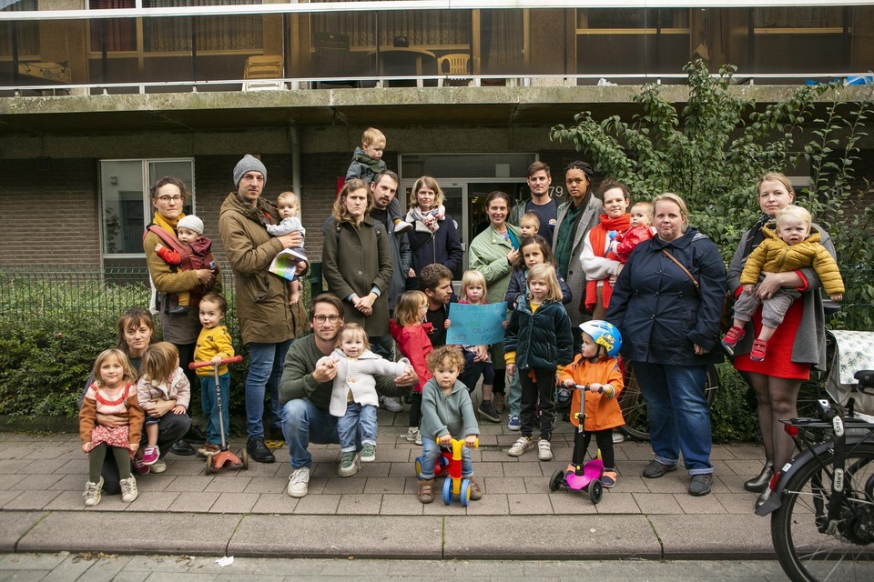 De ouders met kinderen in stedelijk kinderdagverblijf Calimero in Borgerhout protesteerden in oktober vorig jaar tegen de sluiting.  