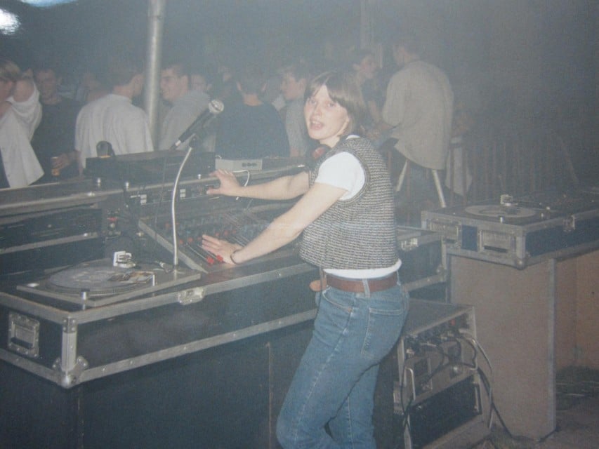 Gerda Vets achter de discobar. Ze draaide samen met haar man, wat wel speciaal was.