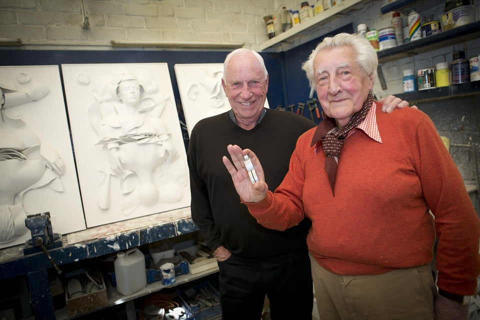 Paul Van Hoeydonck met ‘Fallen astronaut’ in de hand, ontving Apollo 15-gezagvoerder Al Worden in 2015 in zijn atelier in Wijnegem.