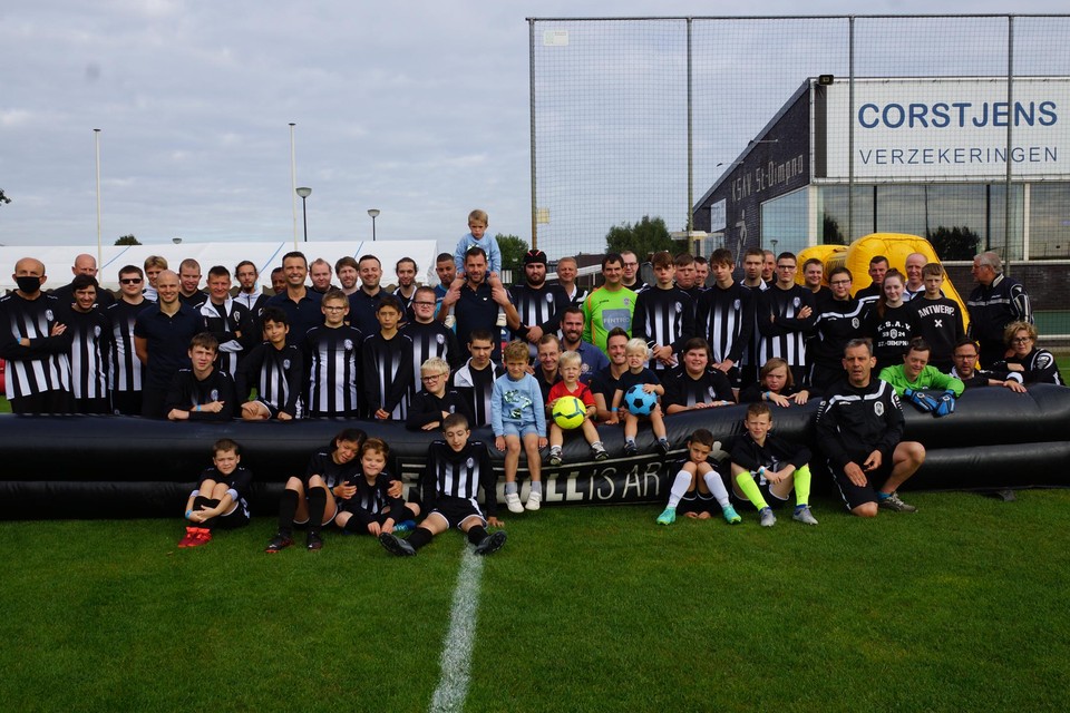 De deelnemers van het voetbaltornooi.