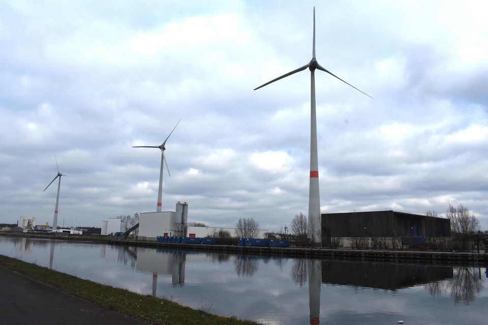 Momenteel staan er al drie windturbines op de terreinen van AGC in Mol-Gompel.