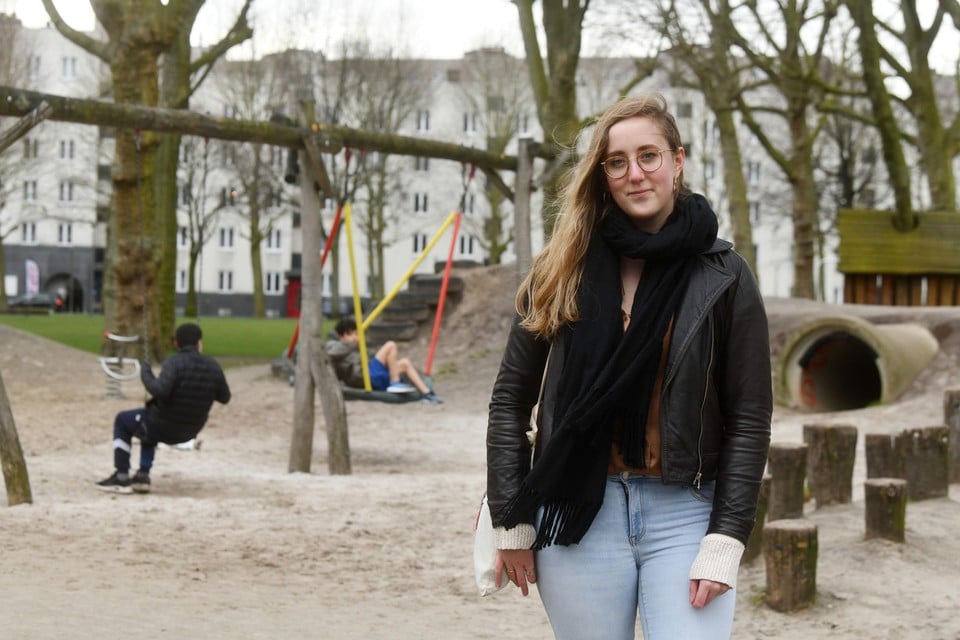 Emma Potargent (24) schreef een scriptie over de wijk 2060, meer bepaald over de publieke ruimte en hoe ze wordt gebruikt door jongeren.