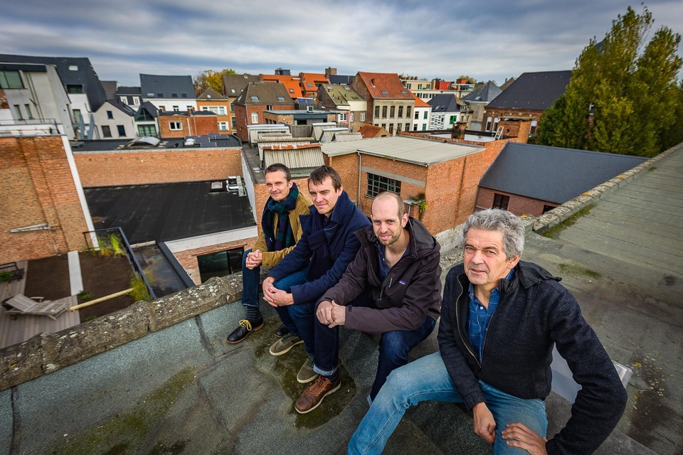 Toon Manders, Stijn Anthoons, Jan Leyssens en Jan Merckx op het dak van wat The Impact Factory moet worden.