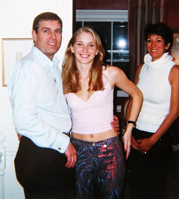 Virginia Giuffre (midden) zou in 2001 onder meer in het Londense appartement van Ghislaine Maxwell (rechts) gedwongen zijn tot seks met prins Andrew (links). 