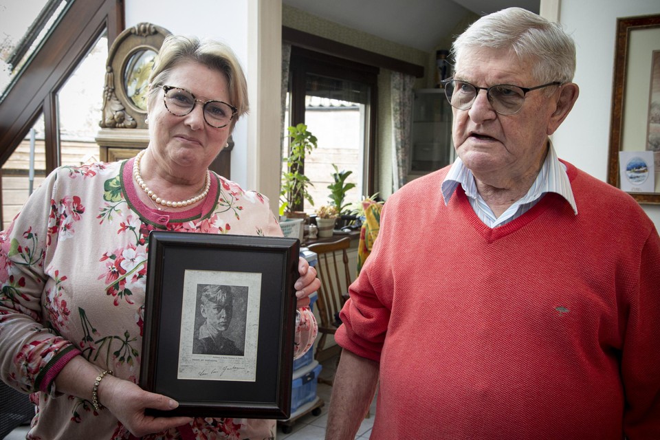 Leon Van Grieken en dochter Edith tonen een replica van het gezochte werk.