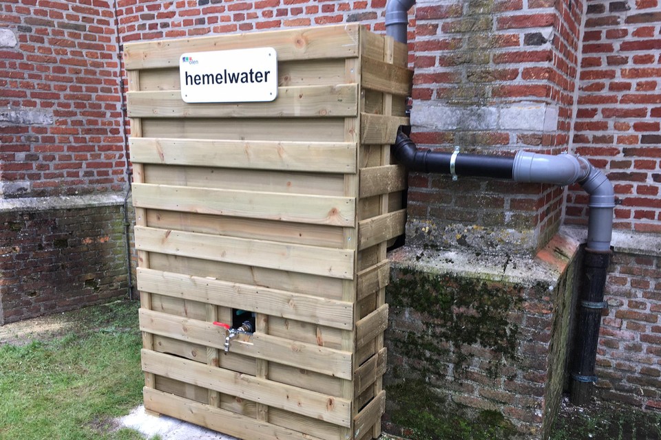 De watertank met regenwater is netjes verstopt.