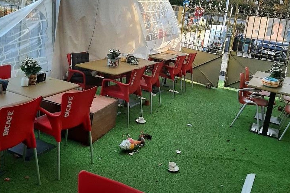De tent aan Oma’s Seniorenclub in Sint-Niklaas waaide deels weg.