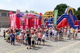 thumbnail: Zo’n driehonderd leerlingen van vrije basisschool Itegem leefden zich dinsdagnamiddag uit tijdens The Big Bounce op de speelplaats.
