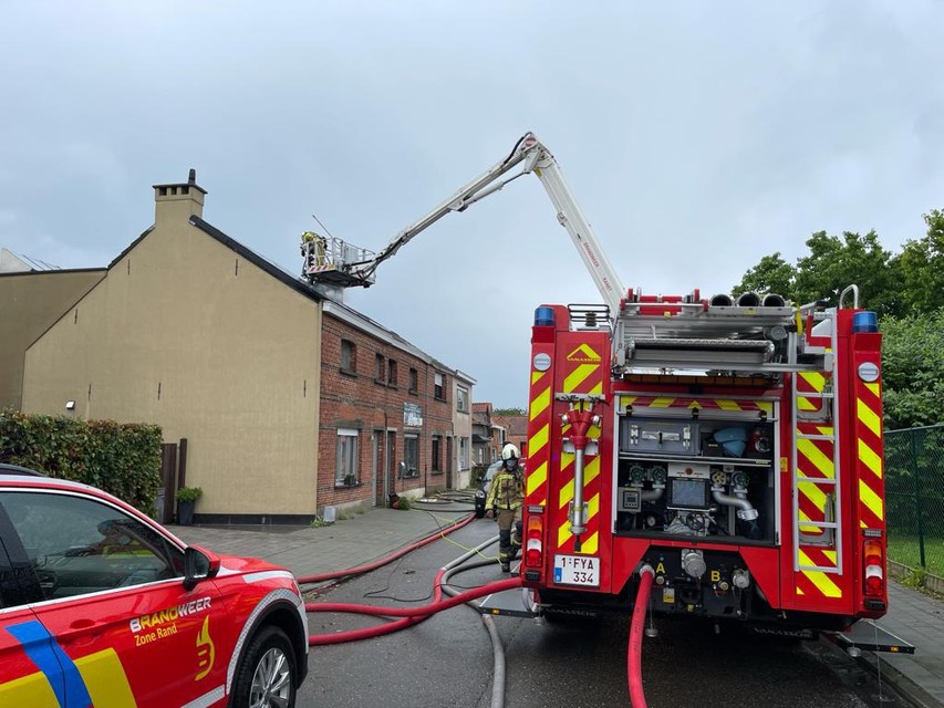 In Ranst ontstond er brand in Streepstraat, nadat de bliksem was ingeslagen om het dak van een huizenrij.