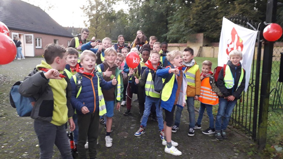 Na de pannenkoeken bracht de leiding van KLJ Brecht de leden naar school.