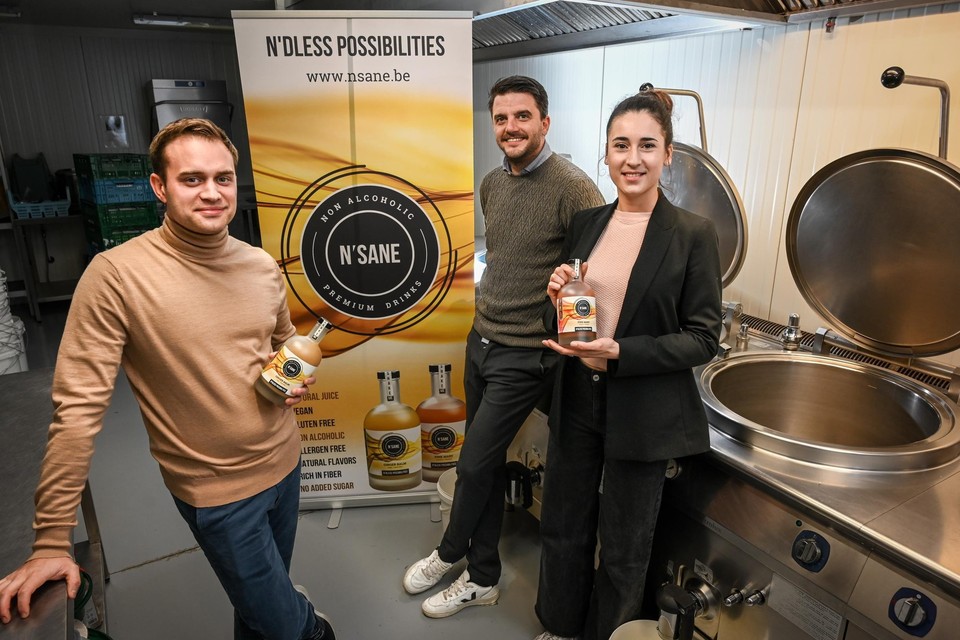 Tijs Callaerts, Thomas Wuyts en Tine Kok stellen het nieuwe drankje N’Sane voor.