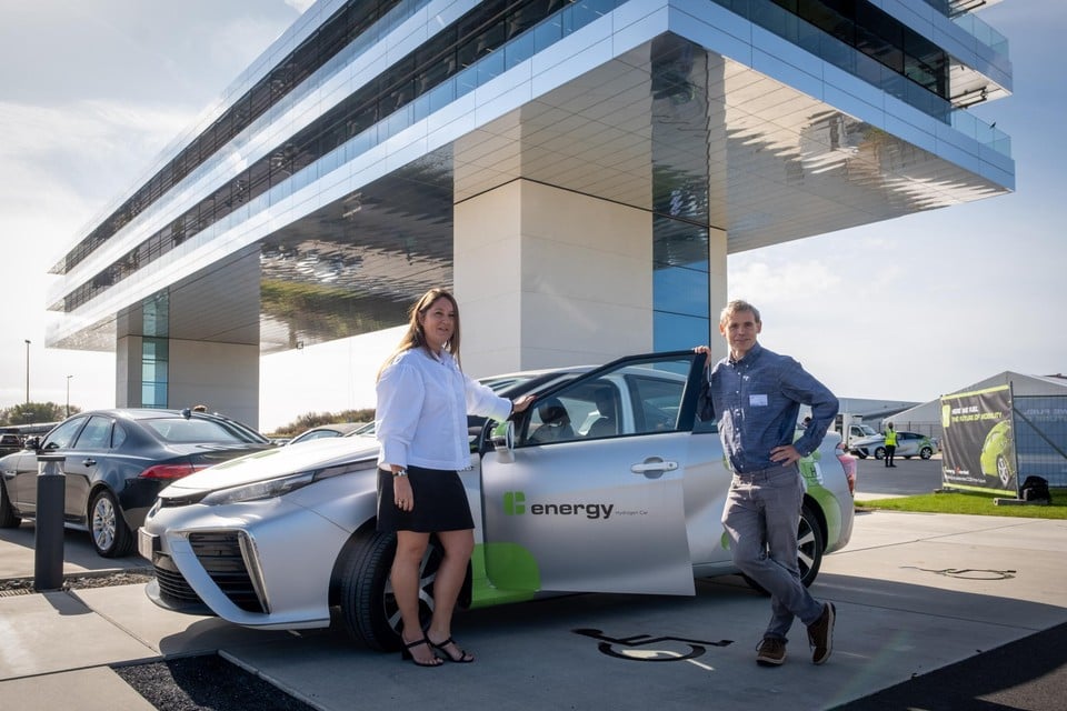 Laurence Gacoin en Frederik Loeckx bij een waterstofauto van het bouwbedrijf Cordeel in Temse.