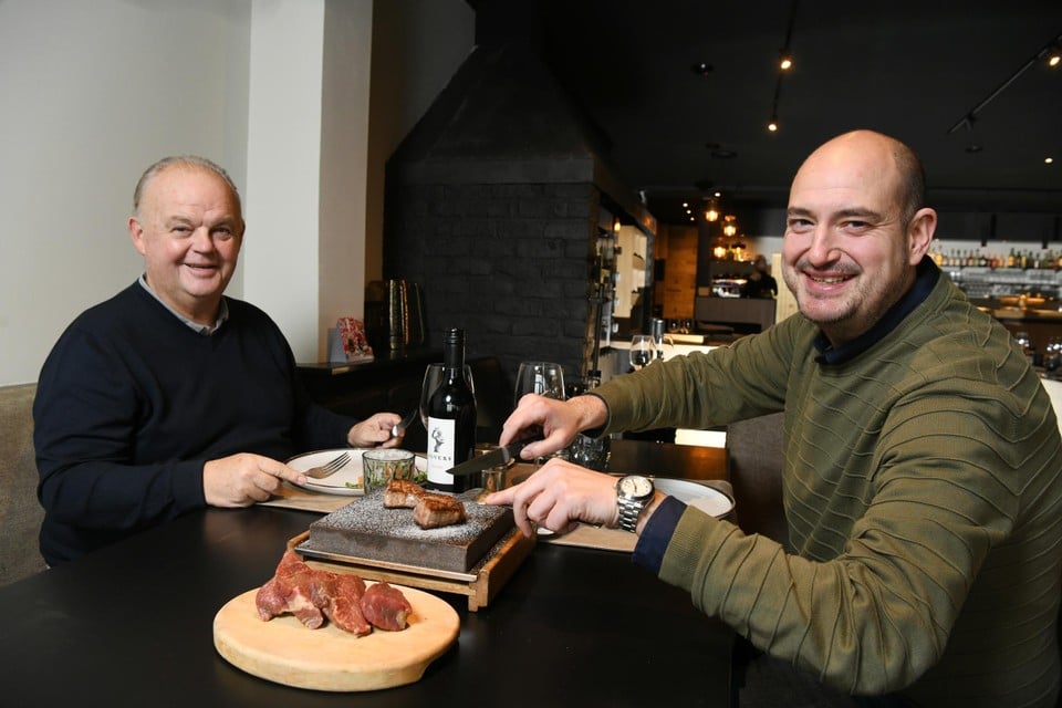 Oprichter Jef Nys (68) en zaakvoerder Steve Vancauwenberghe (43) genieten van een ‘steak van de Scheut’ op de steengrill.