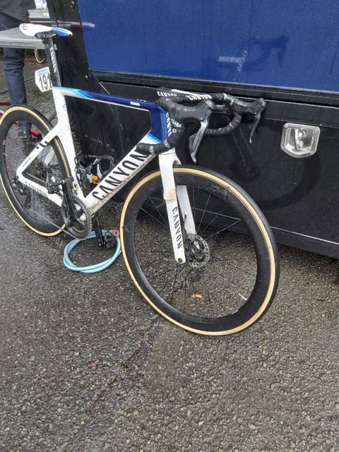 Het voorwiel van de fiets van Mathieu Van der Poel was gebroken na zijn val.