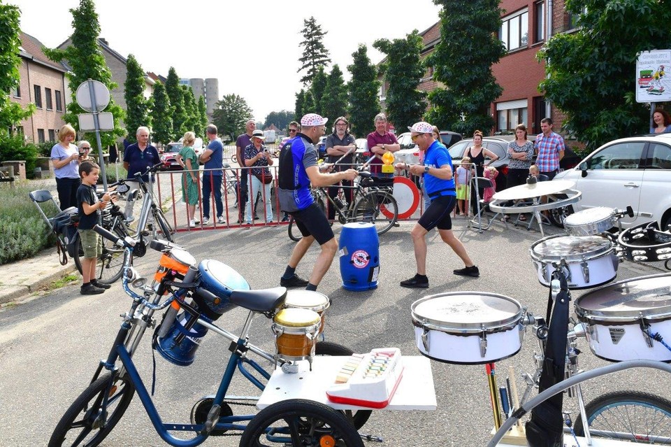 De gemeente had voor fietsende slagwerkers gezorgd die onder meer optraden in de Hippolyte Meeusstraat.