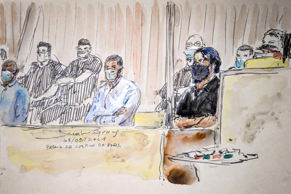 Mohamed Abrini (links) en Salah Abdeslam (rechts), met mondmasker, vandaag getekend in de rechtszaal