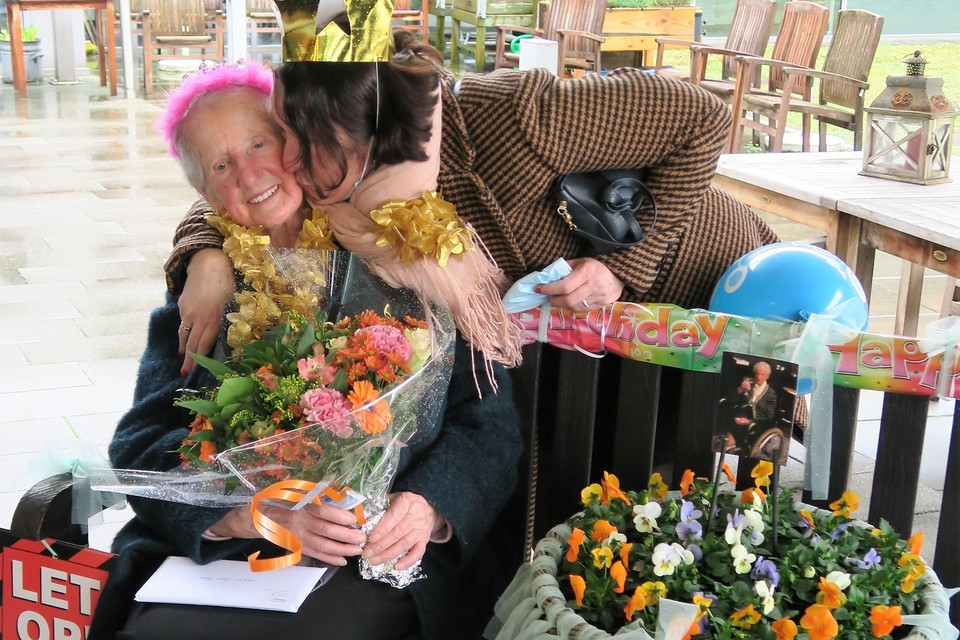 Dochter Monique, het knuffelcontact van Maria, geeft haar mama een smakkerd.