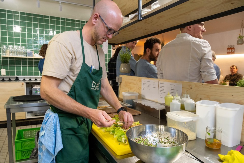 Chef Guus van Zon bereidt gezonde hapjes met lokaal gekweekte groenten.