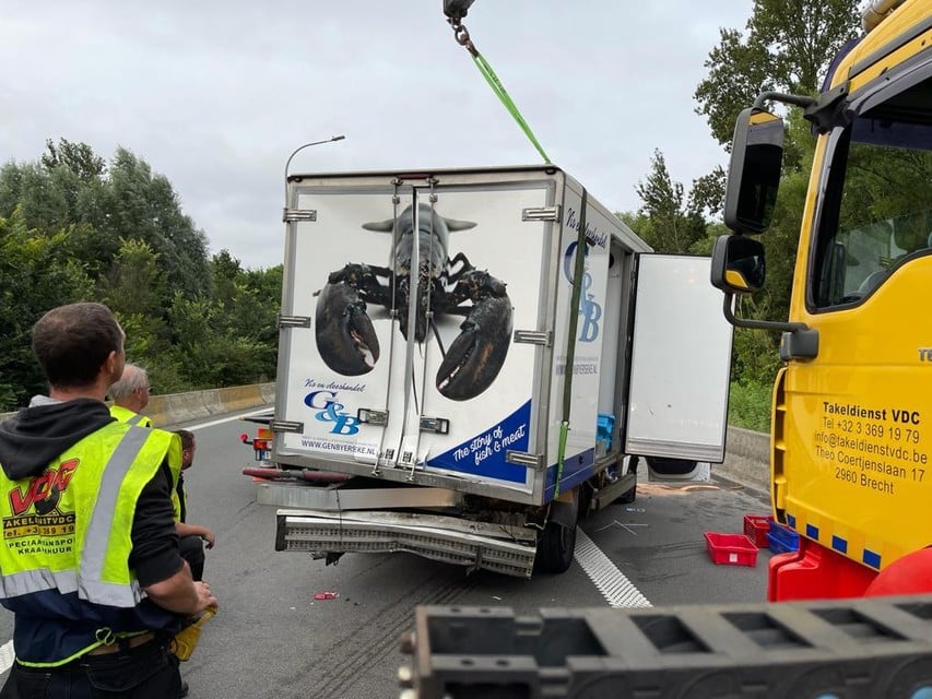 De bestelwagen wordt getakeld.