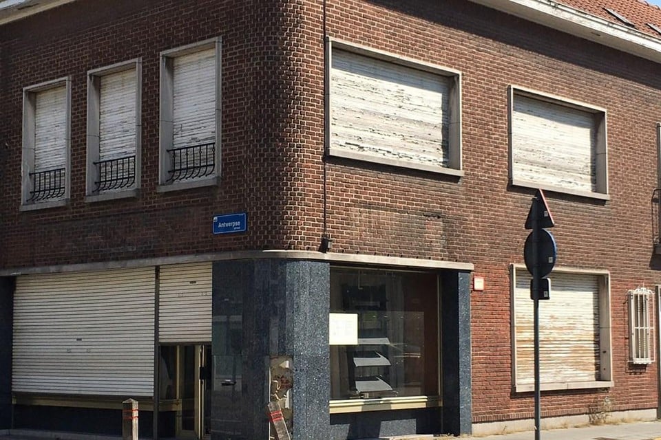 Het hoekpand wordt gesloopt om de bocht breder te maken.