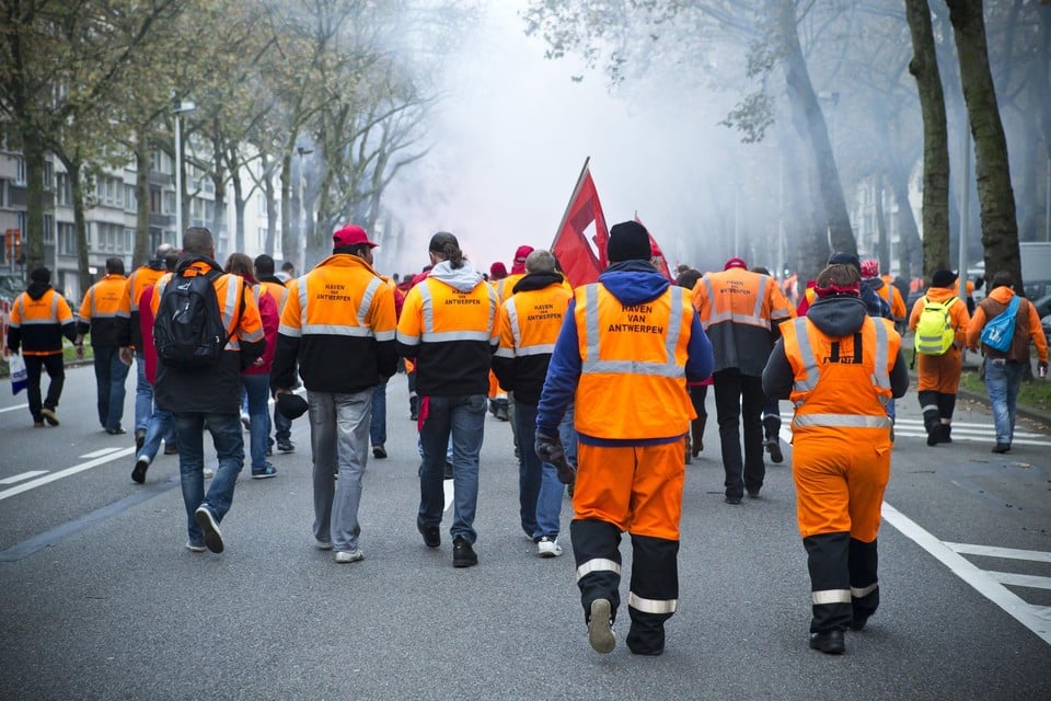 De dokwerkers komen op straat in 2014. Wordt het weer een warme lente, als Europa de havenarbeid liberaliseert?