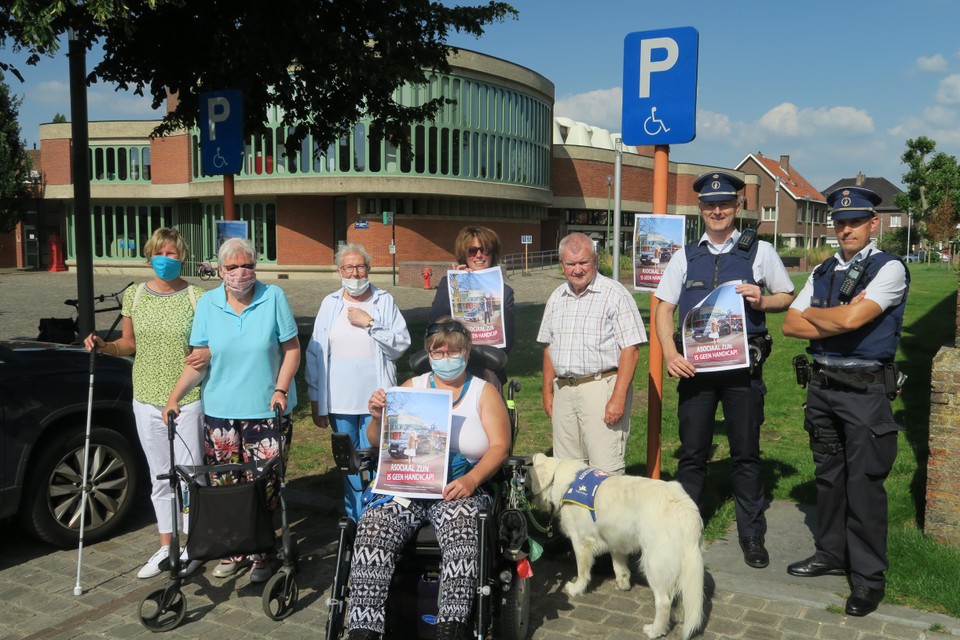 Schepen Iefke Hendrickx met enkele leden van de raad voor Toegankelijkheid en politiefunctionarissen bij de voorstelling van de campagne om parkeerplaatsen voor gehandicapten te respecteren, twee jaar geleden. 