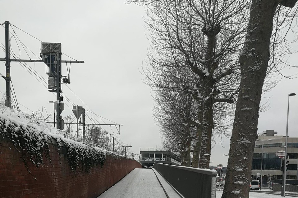 De helling van de fietsbrug aan het station van Berchem was maandag nog gevaarlijk glad. Tegen de avond kwam de strooidienst langs. 