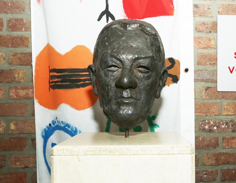 Als eerbetoon aan de stichter staat in de hal van de academie een buste van Jozef Pauly, gemaakt door beeldhouwer Bert Van Mieghem. 