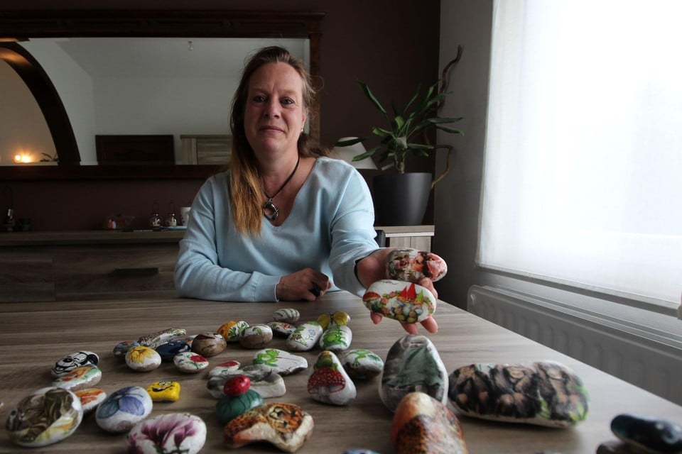 Nicole Ertmer toont enkele van de keien die ze eerder voor Kei Blij maakte.