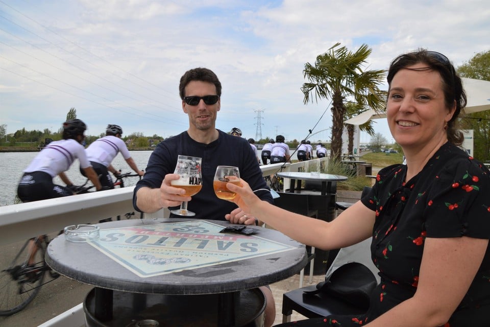 Wim en Ines klinken in beachbar De Rentenier