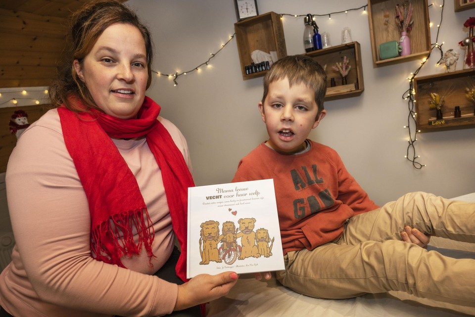 Jo Verbruggen en haar zoon Seppe uit Vosselaar tonen het kinderboek Mama leeuw vecht voor haar welp. Seppe lijdt aan het zeldzame Kabuki-syndroom. 
