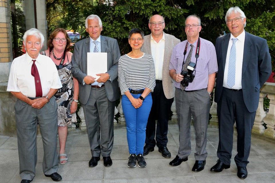 Mon Rottiers (uiterst rechts) met kernleden van de Koninklijke Lierse Persbond en provinciegouverneur Cathy Berx in 2017.