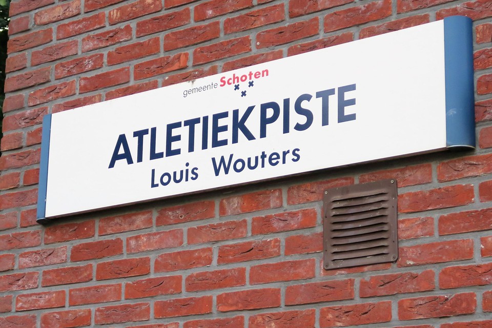 Deze tastbare herinnering hang al van bij het inlopen van de tartanpiste tien jaar geleden aan de muur van de SAV-kantine.