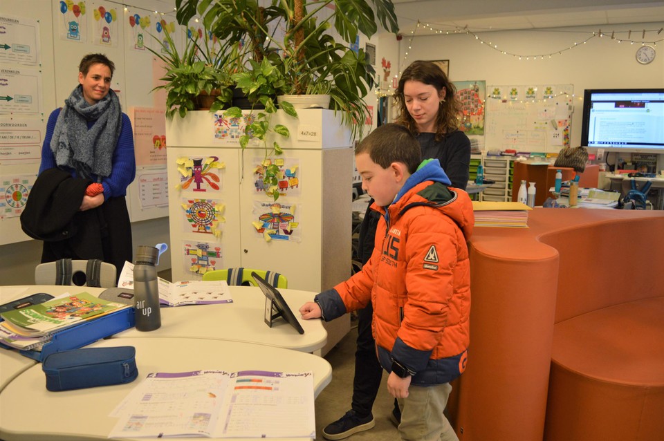 Jesse (10) geeft uitleg bij muiswerk.