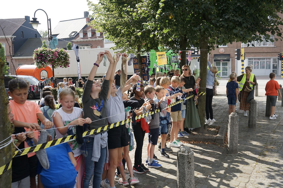 Kinderen van De Zonnepit hingen hun sokken aan de draad.