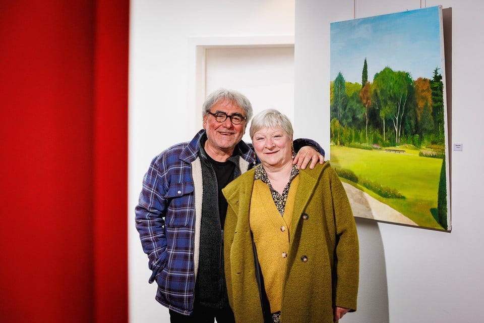 Julien Van Hiel samen met zijn echtgenote Marleen Bogaerts bij een van zijn werken van het Vrijbroekpark.