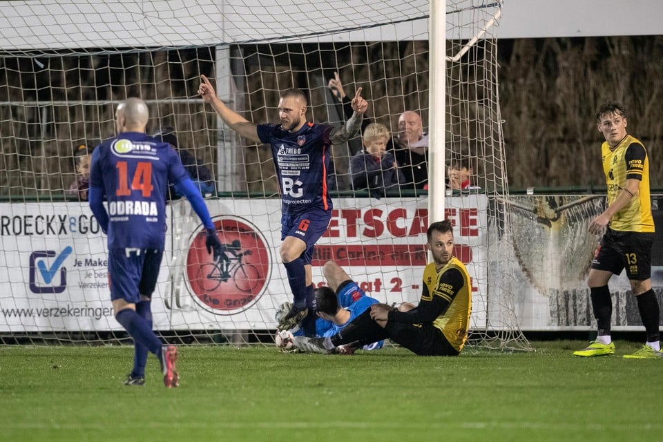 Kjell Ven viert de 3-0. Wezel Sport hield zaterdagavond schietoefeningen tegen Zwarte Leeuw. 