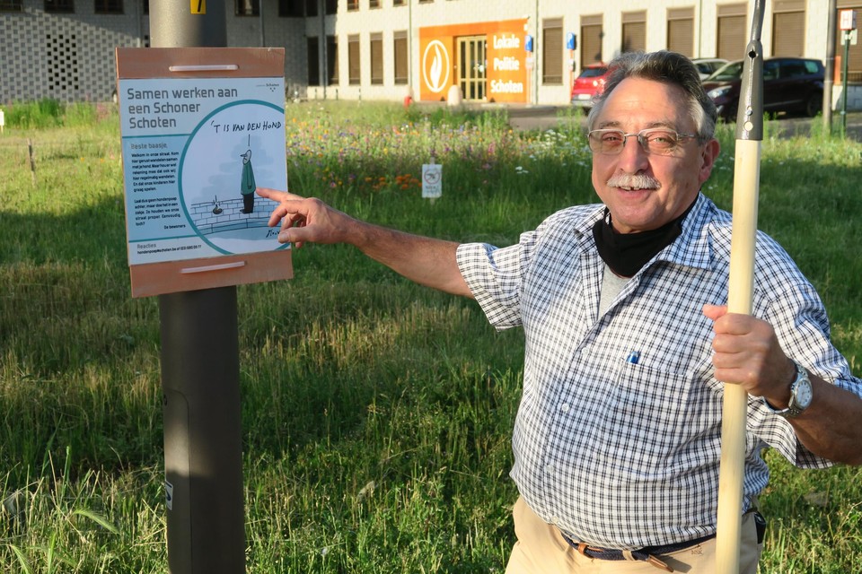 Bewoner Fons Bal probeert het Gaskelplein ook proper te houden en kreeg van de gemeente een affiche om daarbij te helpen.