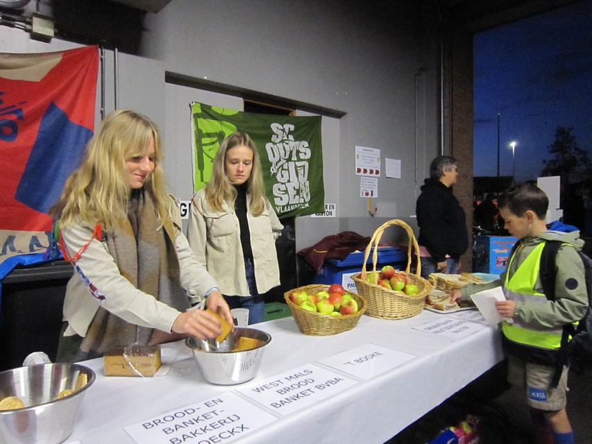 De gulle sponsors zorgden voor brood, peperkoek, appels en nog veel meer.