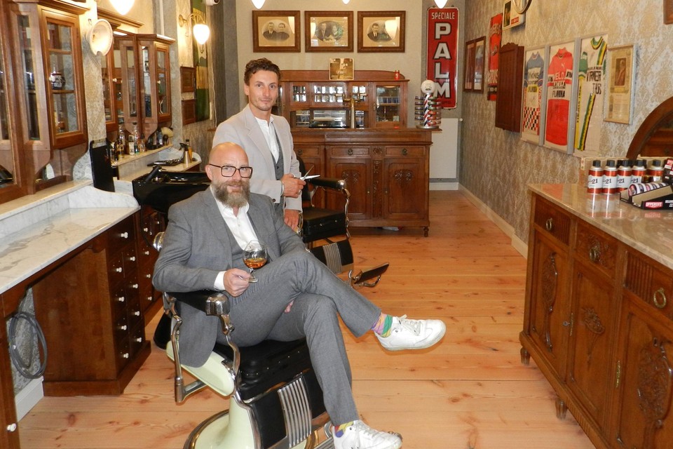Gert en Jurriën in het sfeervol ingerichte interieur van Haarbazaar Deluxe.