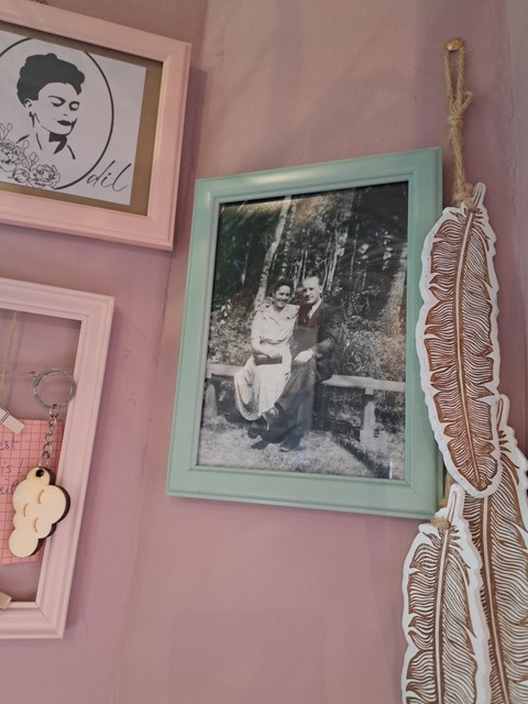 Aan de muur hangt een foto van moemoe Odil. Het logo van bloemOdil (links) is gebaseerd op de moemoe in haar jonge tijd.