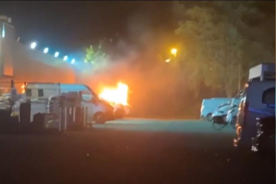 Bij een van de incidenten rond het Terloplein ging een bestelwagen in vlammen op.  