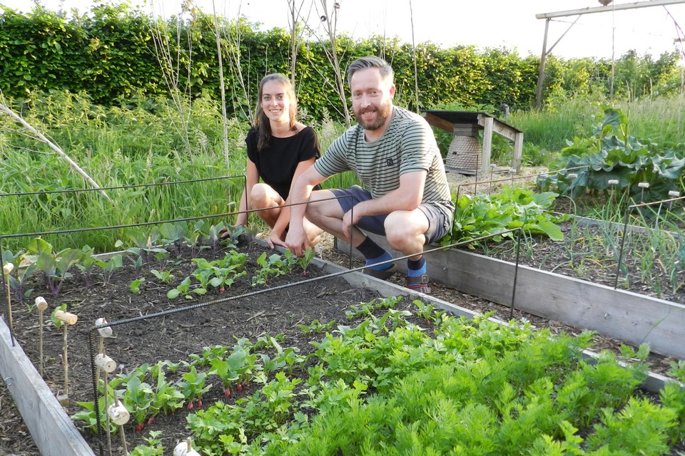 Annelien en Martijn in hun moestuin.