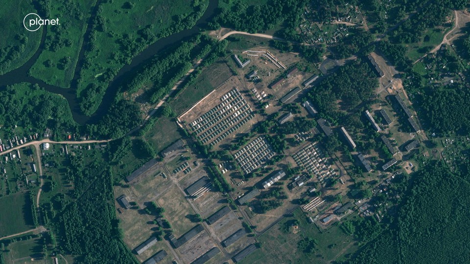 Een foto van de legerbasis in Osipovitsji op 30 juni